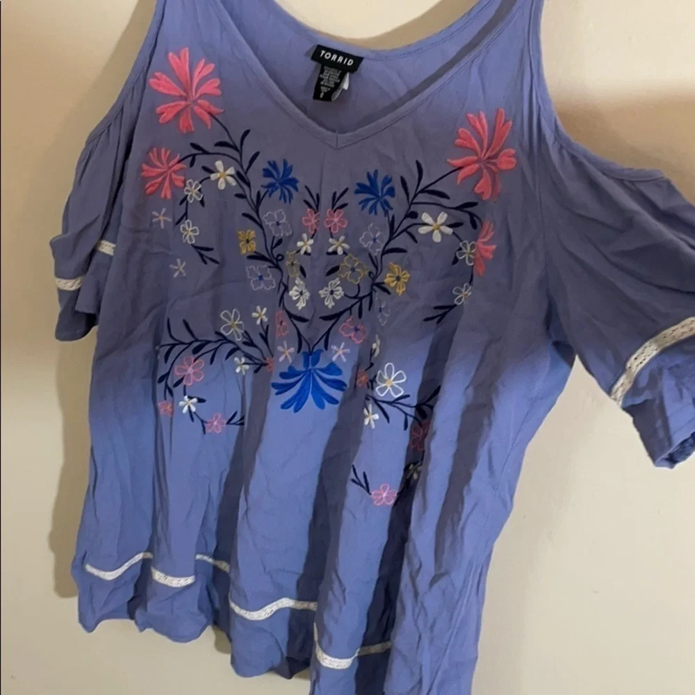 Torrid 0 EMBROIDERED LACE INSET COLD SHOULDER TOP - Picture 7 of 9